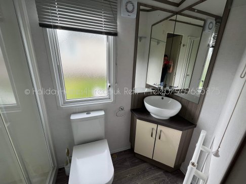 Haven Holidays Reighton Sands 3 Bedroom Caravan bathroom Ref71
