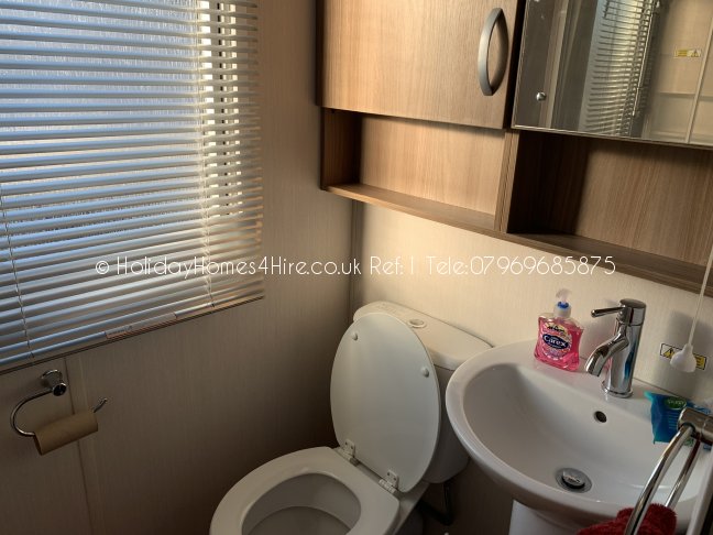 Primrose valley 2 Bedroom 6 Berth caravan hire bathroom toilet view